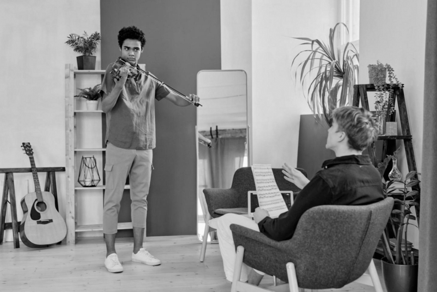 Seminarraum mit Teilnehmenden bei einer Live-Musikproduktions-Session